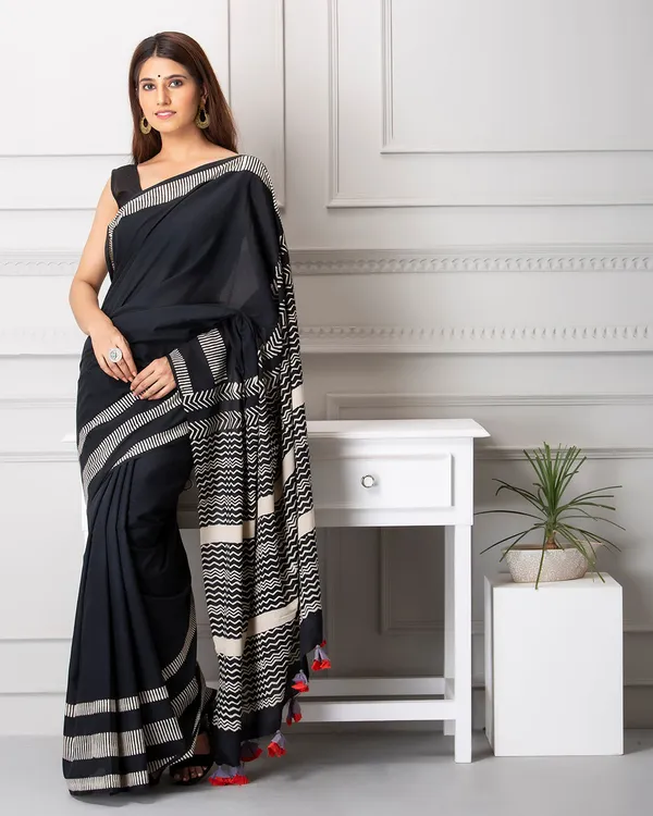 Linear_Black_Cotton_Linear_Hblock_Print_Mulmul_Saree_For_Women